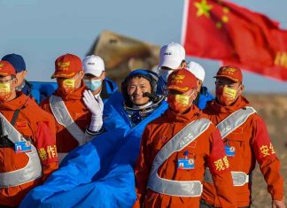 #VIDEO || Astronautas chinos regresan triunfantes tras 6 meses en la estación Tiangong