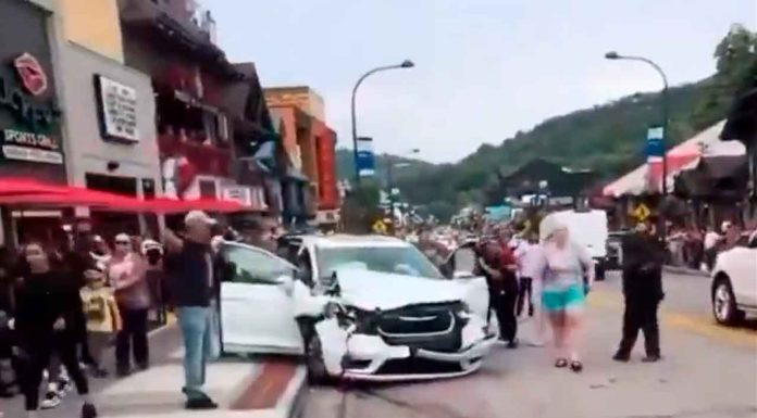 #VIDEO | Conductora sufre convulsiones al volante y causa atropellamiento masivo #Internacional