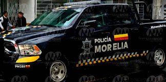 Timadores le intercambian papeles por dinero real a una ingenua mujer en Morelia