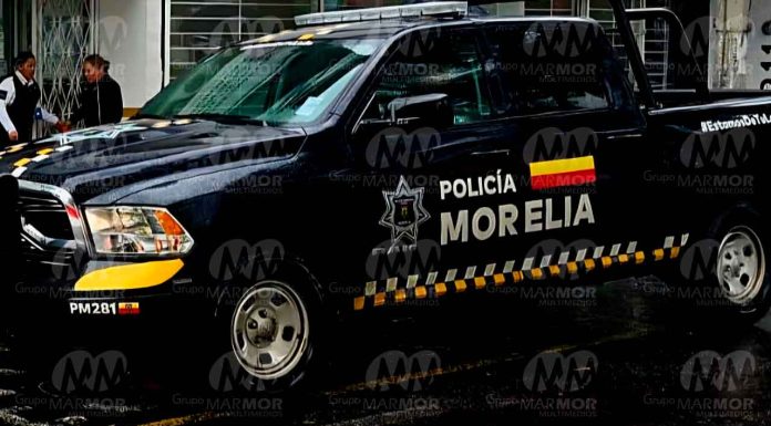 Timadores le intercambian papeles por dinero real a una ingenua mujer en Morelia