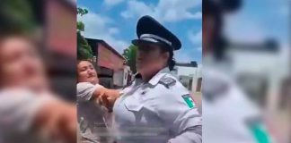 #Video | Enfrentamiento entre agentes y vecinos por decomiso vehicular “Bájale a la v***ga”