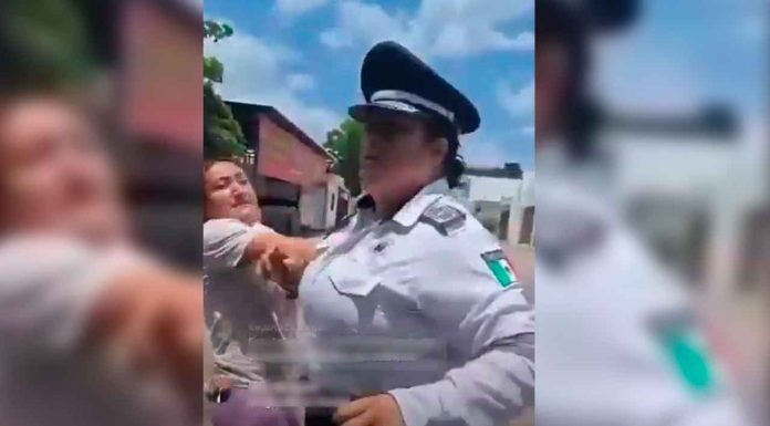 #Video | Enfrentamiento entre agentes y vecinos por decomiso vehicular “Bájale a la v***ga”