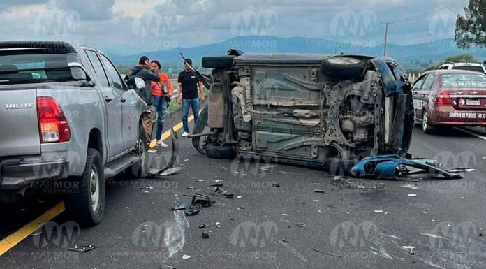 Camioneta y auto protagonizan choque en la México-Guadalajara