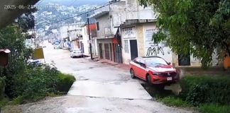 #VIDEO || Auto cae al río Chamula en San Cristóbal, Chiapas el conductor sobrevive con heridas leves