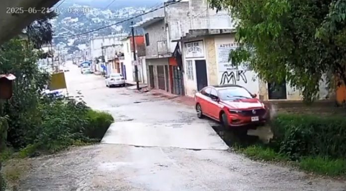 #VIDEO || Auto cae al río Chamula en San Cristóbal, Chiapas el conductor sobrevive con heridas leves