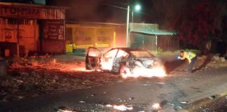 Aparece vehículo calcinado en Pátzcuaro; podría estar ligado a la desaparición de taxista