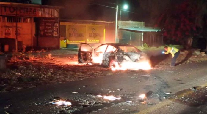 Aparece vehículo calcinado en Pátzcuaro; podría estar ligado a la desaparición de taxista