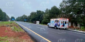 Camioneta repartidora vuelca en la pista Siglo XXI; 3 ocupantes resultan lesionados