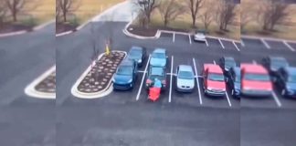 #VIDEO || Señora es embestida por un carrito de súper con actitud sospechosa