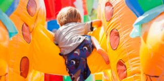 #Video | Tragedia en festival escolar: Castillo inflable sale volando y deja dos niños heridos