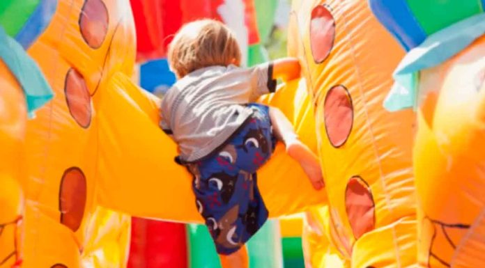#Video | Tragedia en festival escolar: Castillo inflable sale volando y deja dos niños heridos