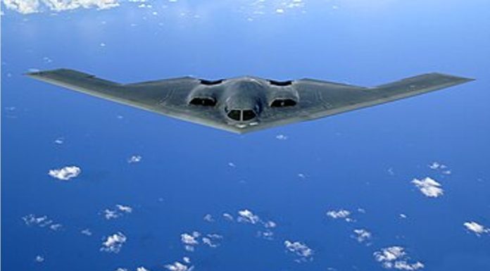 #VIDEO || ¡Insólito momento en Miami! Un B-2 Spirit sorprende a bañistas en la playa