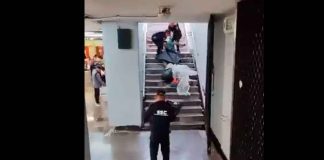 #VIDEO | Policías arrastran por las escaleras y desalojan a indigente del Metro; el video causó controversia en redes