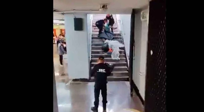 #VIDEO | Policías arrastran por las escaleras y desalojan a indigente del Metro; el video causó controversia en redes