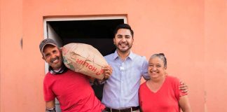 Continúa la entrega de cemento en Huandacareo