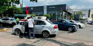 Choque entre dos vehículos deja una mujer herida en la Av. Madero Poniente de Morelia