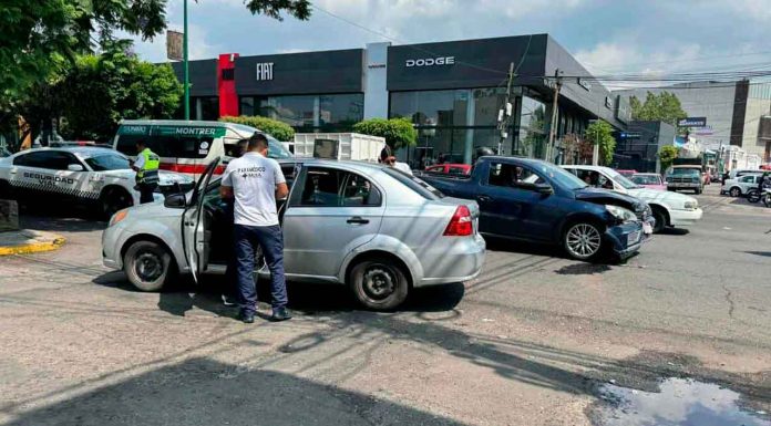 Choque entre dos vehículos deja una mujer herida en la Av. Madero Poniente de Morelia