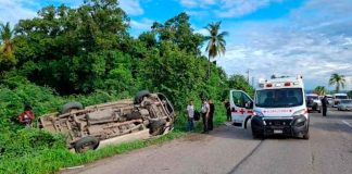 #VIDEO | Choque entre combi y tráiler deja 9 personas heridas en Lázaro Cárdenas