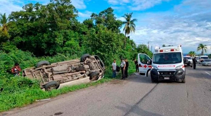 #VIDEO | Choque entre combi y tráiler deja 9 personas heridas en Lázaro Cárdenas
