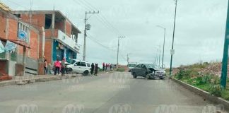 Auto y camioneta chocan en el camino La Aldea-Misión del Valle, al oriente de Morelia