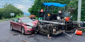 Auto choca contra maquina pavimentadora, en la autopista Siglo XXI