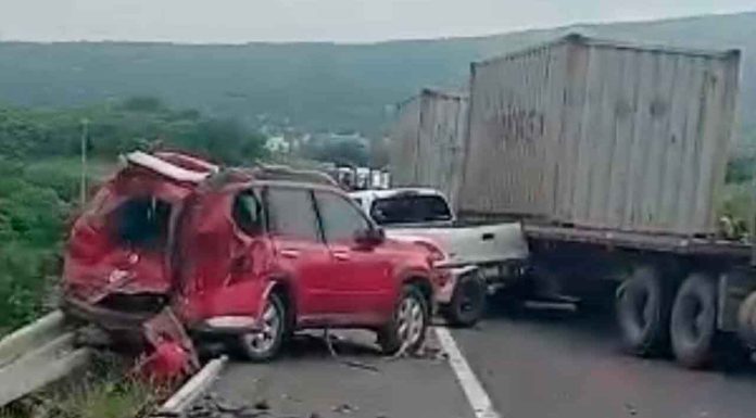 #Video | Choque entre tráiler y camioneta deja un herido en la Morelia-Salamanca