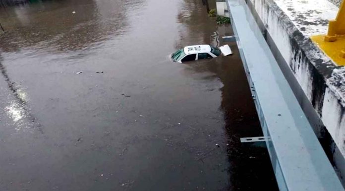 #VIDEO || Fuerte lluvia en Morelos arrastra ruta en Avenida Universidad