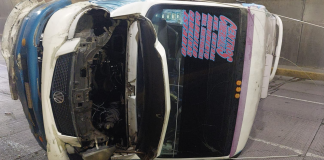 Camión Ruta Centros Comerciales vuelca tras choque contra auto en Morelia; hay 4 heridos leves