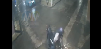 #VIDEO | #Morelia: Motociclista cae en bache en la López Mateos
