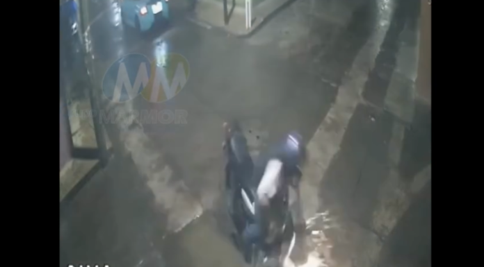 #VIDEO | #Morelia: Motociclista cae en bache en la López Mateos