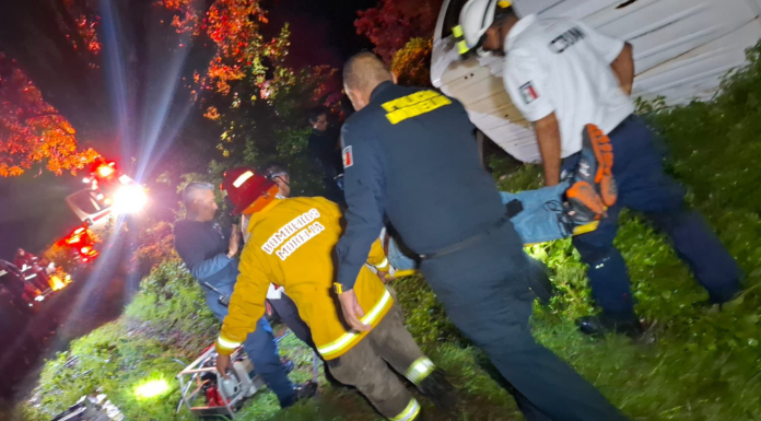 Se registra volcadura vehicular en la Morelia-Quiroga; hay 5 heridos leves