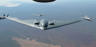 Bombarderos de EU se movilizan hacia el Pacífico, mientras Trump evalúa ataque a Irán