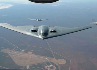 Bombarderos de EU se movilizan hacia el Pacífico, mientras Trump evalúa ataque a Irán