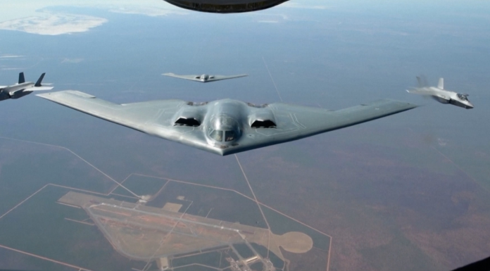 Bombarderos de EU se movilizan hacia el Pacífico, mientras Trump evalúa ataque a Irán