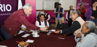 Bedolla atiende peticiones de obra, agua y campo en audiencia pública en Charo