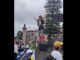 #VIDEO | ¿Arte o falta de respeto? Imitador@ de Gloria Trevi se sube al Monumento a La Paz en el Pride #Morelia