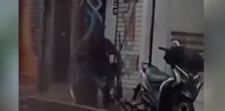 #VIDEO | #México: ¿¡Agua milagrosa!? Hombre con presunta discapacidad camina para poder subir una banqueta