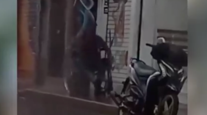 #VIDEO | #México: ¿¡Agua milagrosa!? Hombre con presunta discapacidad camina para poder subir una banqueta