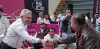 Entrega Bedolla visas y computadoras en audiencia pública en Queréndaro