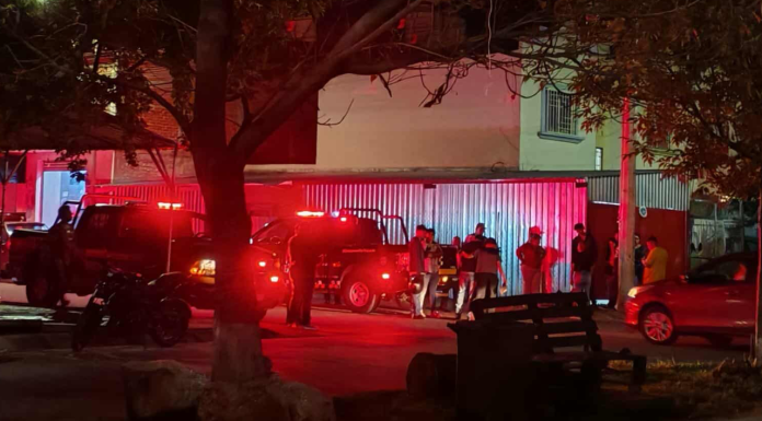 Vehículo atropella a 3 personas en Villas del Pedregal