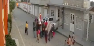 #VIDEO | Dos menores graves tras explosión de pirotecnia durante procesión en Puebla