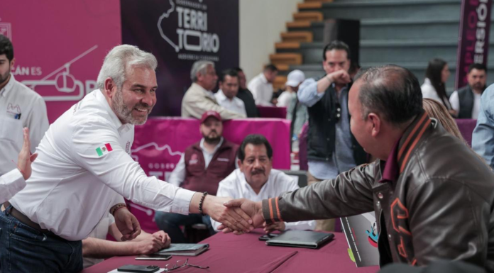 Entrega Bedolla visas y computadoras en audiencia pública en Queréndaro