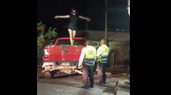 #VIDEO | Conductora en estado de ebriedad causa caos en Uruapan; chocó contra vehículos y casas