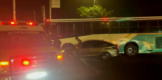 Se registra choque entre auto y camión de pasajeros en Calzada La Huerta, Morelia