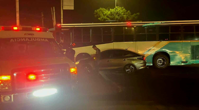 Se registra choque entre auto y camión de pasajeros en Calzada La Huerta, Morelia