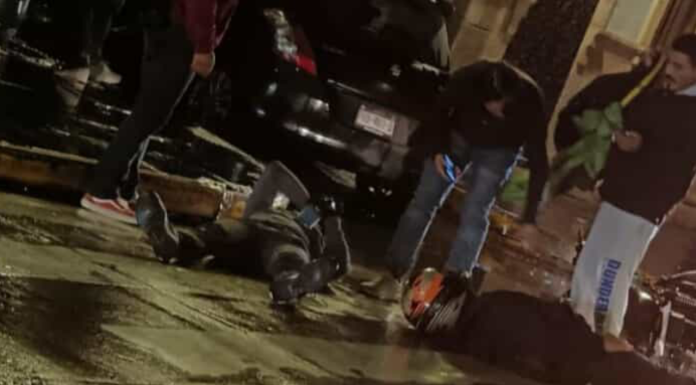 Choque entre auto y moto deja 2 lastimados en el Centro Histórico de Morelia