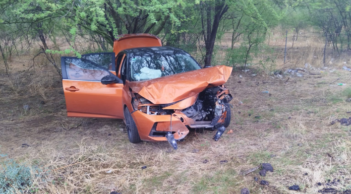 Auto se impacta contra muro de contención en la Siglo XXI; hay dos guanajuatenses heridos