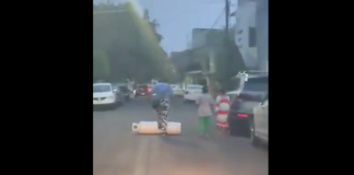 #VIDEO | #México: Mujer transporta tanque de gas a patadas y expone a dos menores