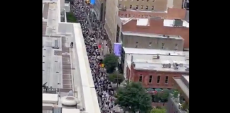 #VIDEO | Protestan en el Centro de Dallas contra las políticas migratorias de Donald Trump