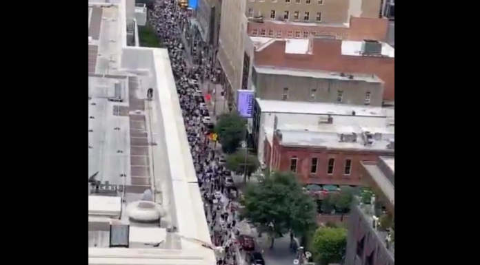 #VIDEO | Protestan en el Centro de Dallas contra las políticas migratorias de Donald Trump